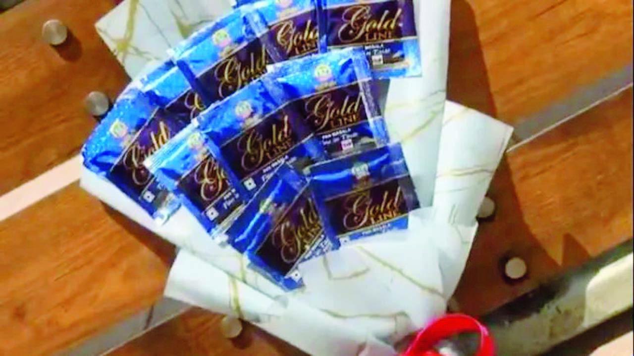 બુકેમાં આર્ટિસ્ટ દ્વારા લાંબી સળીઓ પર બે તરફ ગુટકાનાં પૅકેટ ચીપકાવીને સ્ટિક તૈયાર કરવામાં આવી છે જેને બુકે તરીકે ગોઠવીને આપવામાં આવી છે.