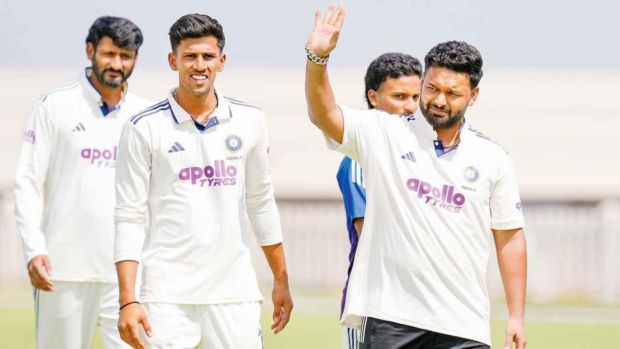 ગઈ કાલે મૅચ જીતી ગયા બાદ ખલીલ અહમદ, મૅન ઑફ ધ મૅચ મુંબઈકર તનુષ કોટિયન અને ભારત-A ટીમનો કૅપ્ટન રિષભ પંત.