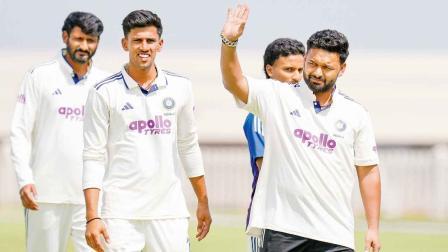 ગઈ કાલે મૅચ જીતી ગયા બાદ ખલીલ અહમદ, મૅન ઑફ ધ મૅચ મુંબઈકર તનુષ કોટિયન અને ભારત-A ટીમનો કૅપ્ટન રિષભ પંત.