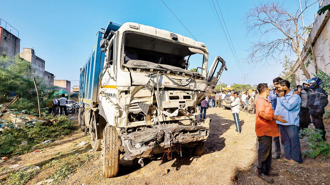 રોડ પર કાળો કેર વર્તાવનાર ડમ્પર પણ ખખડી ગયું હતું