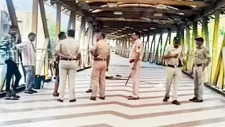 સ્કાયવૉક પર તપાસ કરવા પહોંચેલા પોલીસ-અધિકારીઓ