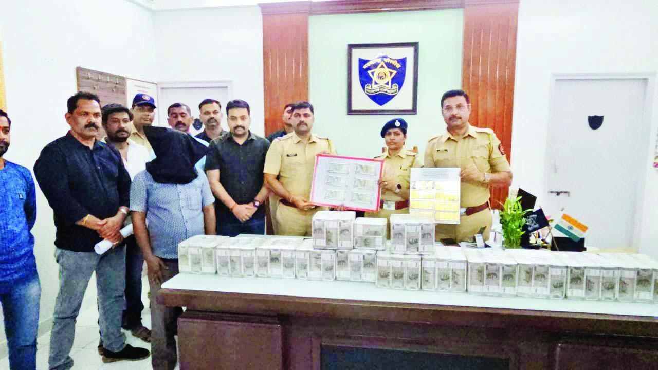 કાપુરબાવડી પોલીસે આરોપી પાસેથી જપ્ત કરેલી બનાવટી નોટો અને બિસ્કિટ.