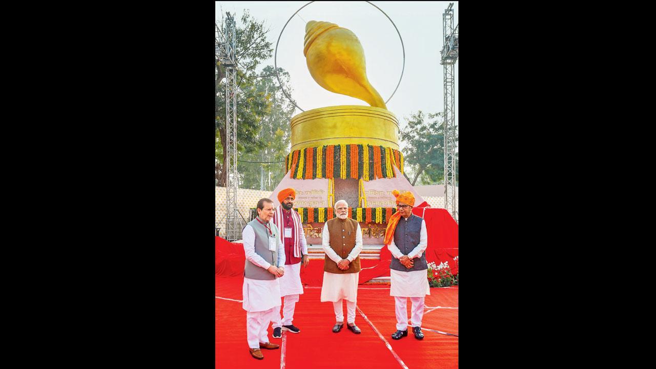 કુરુક્ષેત્રમાં જ્યોતિસર અનુભવ કેન્દ્રમાં પાંચજન્ય સ્મારકને લોકાર્પણ કરી રહેલા નરેન્દ્ર મોદી અને હરિયાણાના ગવર્નર અસીમ કુમાર ઘોષ અને મુખ્ય પ્રધાન નાયાબ સિંહ સૈની