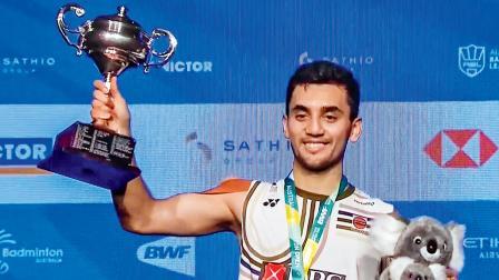 ફાઇનલ જીત્યા પછી ટ્રોફી સાથે સેલિબ્રેશન કરી રહેલો લક્ષ્ય સેન