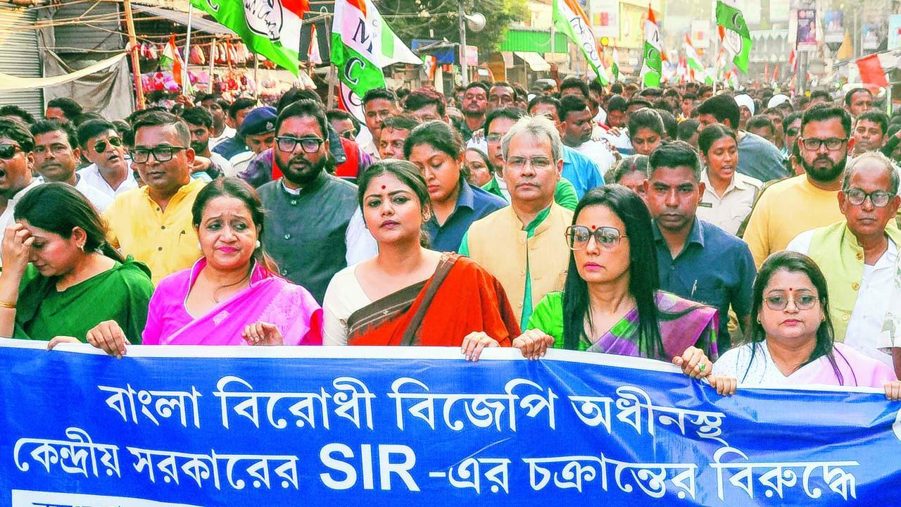 ગઈ કાલે તૃણમૂલ કૉન્ગ્રેસના નેતાઓએ પશ્ચિમ બંગાળના નાદિયામાં SIRના વિરોધમાં પ્રોટેસ્ટ કર્યો હતો.