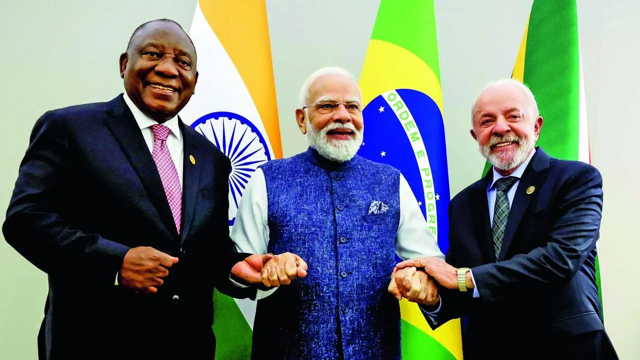 સાઉથ આફ્રિકામાં ગઈ કાલે યોજાયેલી ‘ઇન્ડિયા-બ્રાઝિલ-સાઉથ આફ્રિકા ડાયલૉગ ફોરમ’ દરમ્યાન સાઉથ આફ્રિકાના પ્રેસિડન્ટ સિરિલ રામાફોસા અને બ્રાઝિલના પ્રેસિડન્ટ લુઇઝ લુલા સાથે વડા પ્રધાન નરેન્દ્ર મોદી હળવા મૂડમાં જોવા મળ્યા હતા.