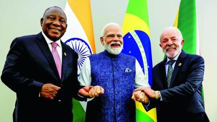 સાઉથ આફ્રિકામાં ગઈ કાલે યોજાયેલી ‘ઇન્ડિયા-બ્રાઝિલ-સાઉથ આફ્રિકા ડાયલૉગ ફોરમ’ દરમ્યાન સાઉથ આફ્રિકાના પ્રેસિડન્ટ સિરિલ રામાફોસા અને બ્રાઝિલના પ્રેસિડન્ટ લુઇઝ લુલા સાથે વડા પ્રધાન નરેન્દ્ર મોદી હળવા મૂડમાં જોવા મળ્યા હતા.