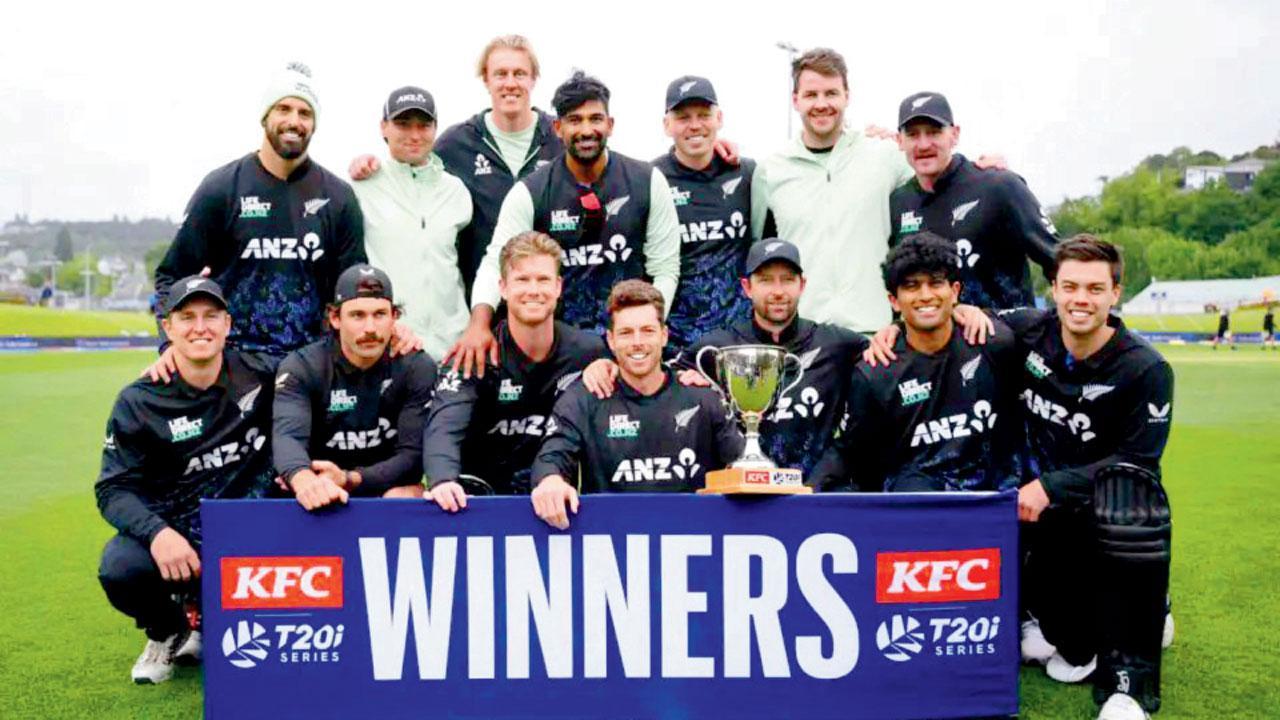 T20 સિરીઝની ટ્રોફી સાથે મિચલ સૅન્ટનર ઍન્ડ કંપની