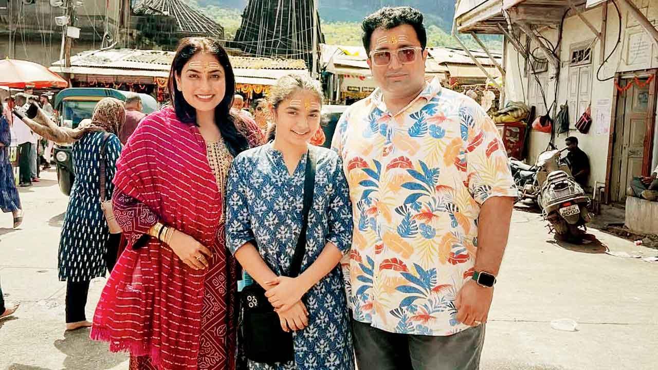 પતિ મિહિર રાજડા અને દીકરી નિહિરા સાથે નીલમ પંચાલ.