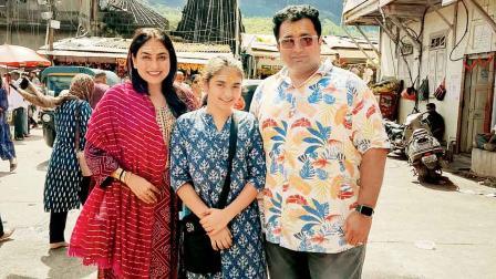 પતિ મિહિર રાજડા અને દીકરી નિહિરા સાથે નીલમ પંચાલ.