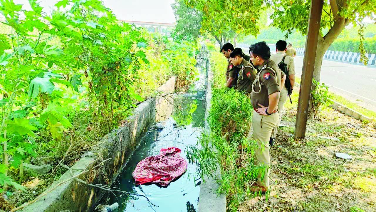 આ નાળામાંથી મહિલાનો મૃતદેહ મળી આવ્યો.