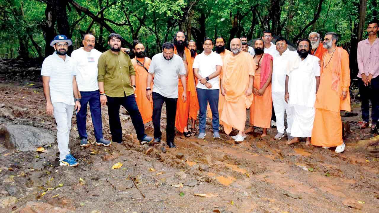 પરિક્રમાના રૂટનું સાધુ-સંતો અને અધિકારીઓએ નિરીક્ષણ કર્યું હતું.