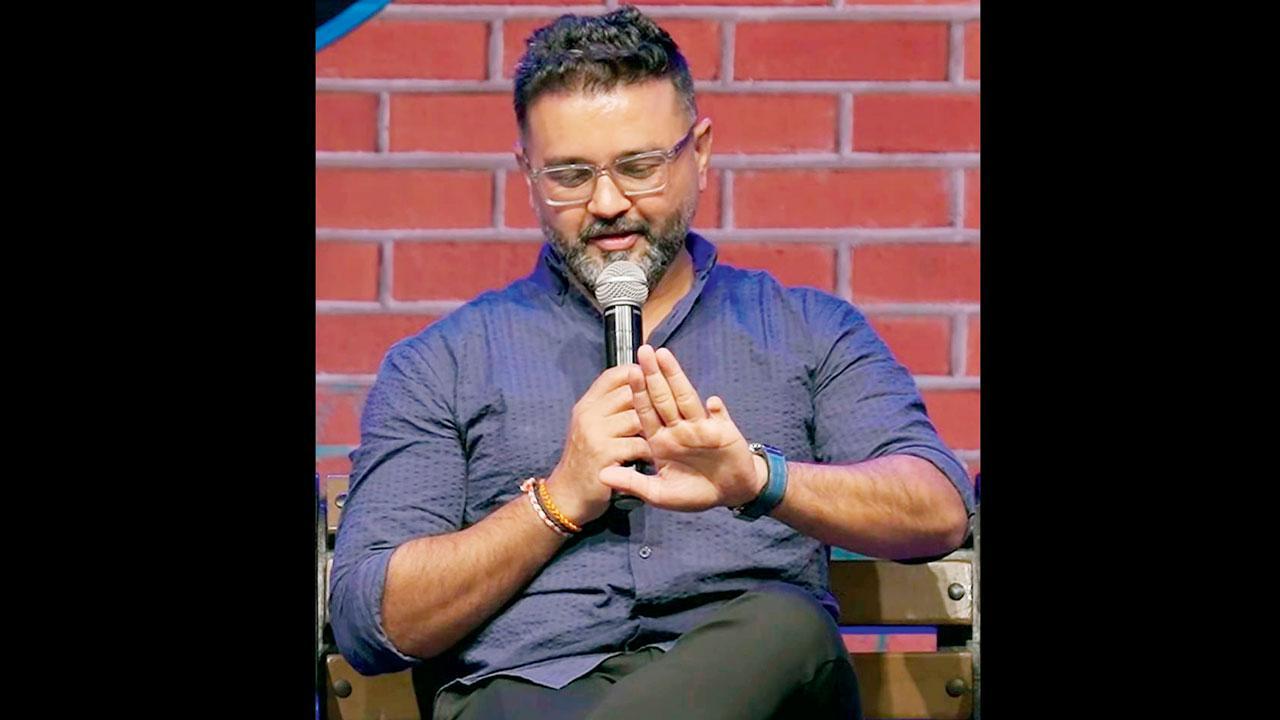 પાર્થિવ પટેલે પોતાનો ડાબો હાથ બતાવીને કપાયેલી આંગળી વિશે ખુલાસો કર્યો હતો