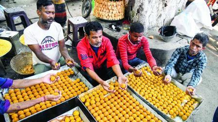 એક્ઝિટ પોલે આપેલા વિજયના અણસારના પગલે ગઈ કાલે પટનામાં BJPના કાર્યકરો લાડુ બનાવવામાં વ્યસ્ત હતા.