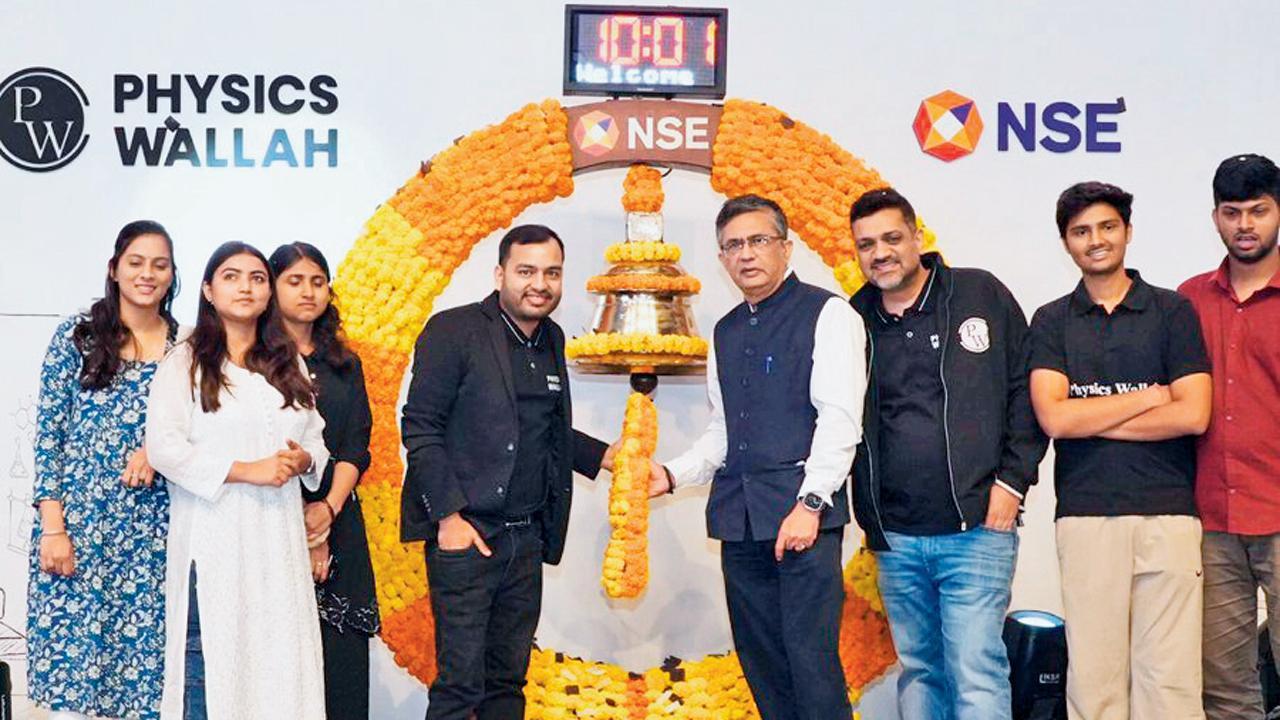 નૅશનલ સ્ટૉક એક્સચેન્જમાં લિસ્ટિંગ વખતે અલખ પાંડે.