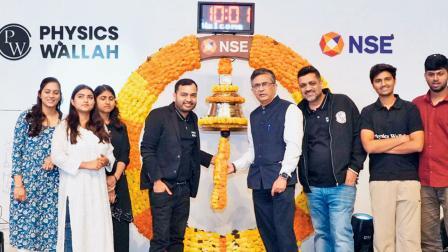 નૅશનલ સ્ટૉક એક્સચેન્જમાં લિસ્ટિંગ વખતે અલખ પાંડે.