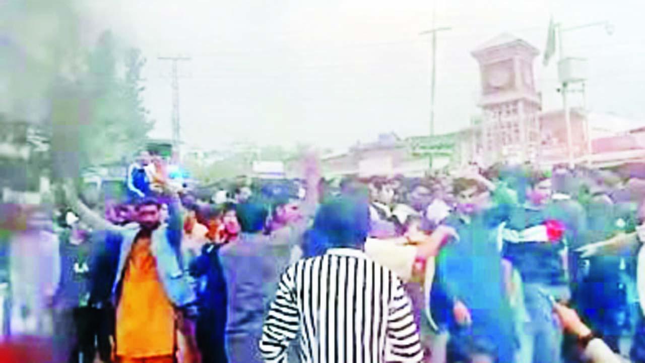 ગોળીબારમાં એક વિદ્યાર્થી ઘાયલ પણ થયો હતો.