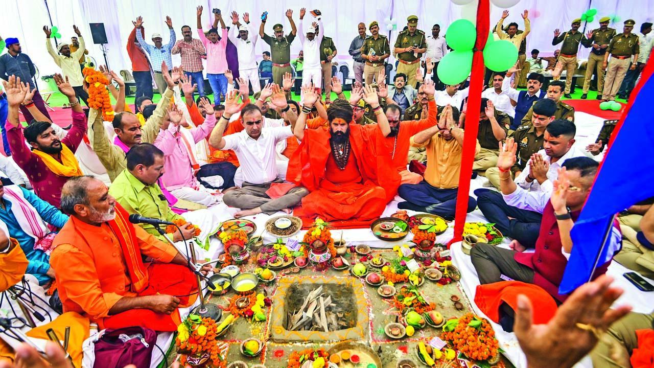 ગઈ કાલે ગંગા, યમુના અને અદૃશ્ય સરસ્વતીના સંગમ ક્ષેત્રમાં ત્રિવેણી માર્ગ પર પોલીસના અધિકારીઓ તેમ જ વિદ્વાન આચાર્યોએ વિધિવિધાનથી માઘ મેળાનું ભૂમિપૂજન કર્યું હતું. 