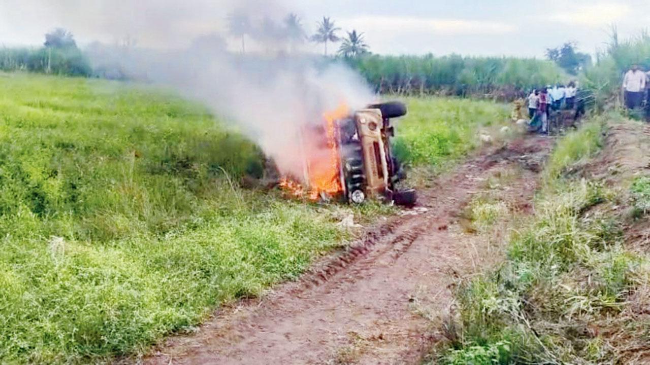 ગ્રામવાસીઓએ ફૉરેસ્ટ ડિપાર્ટમેન્ટની વૅન બાળી નાખી હતી