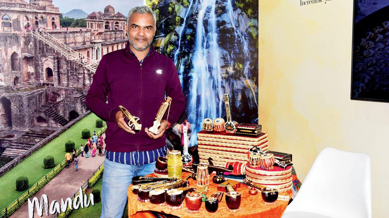 મધ્ય પ્રદેશના ભોપાલના રહેવાસી રાહુલ શ્રીવાસે પોતાની કળાથી મુલાકાતીઓનું ધ્યાન ખેંચ્યું છે