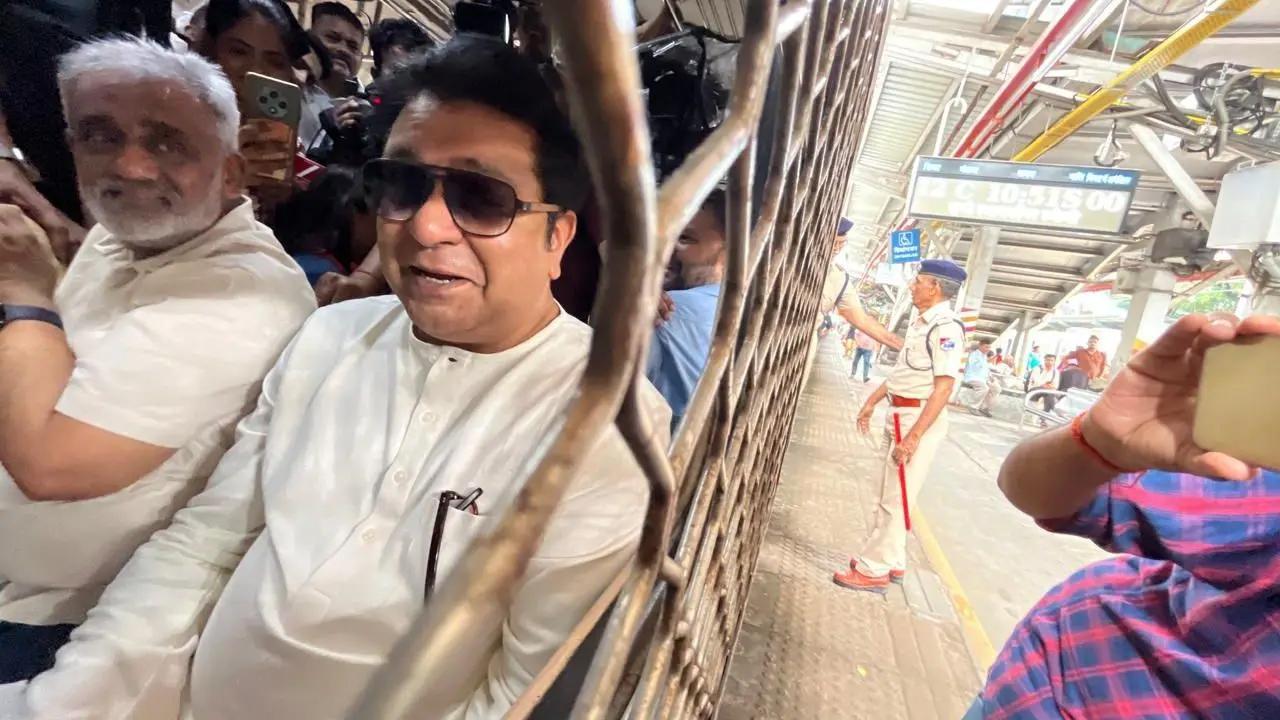 રૅલીમાં પહોંચવા રાજ ઠાકરેએ દાદરથી ચર્ચગેટ મુંબઈની લોકલ ટ્રેનમાં મુસાફરી કરી