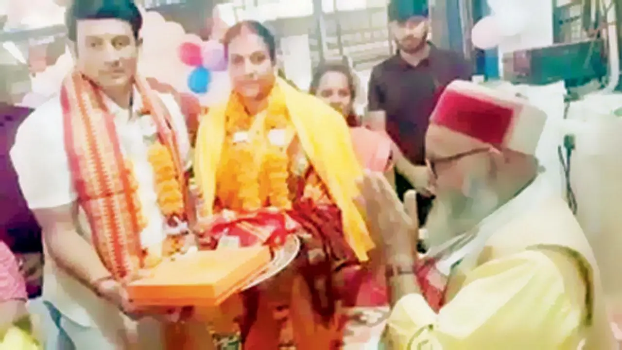 મંદિર પરિસરમાં દુલ્હાએ દુલ્હનની માંગમાં સિંદૂર ભરીને જીવનભરનો સાથ નિભાવવાનું વચન આપ્યું