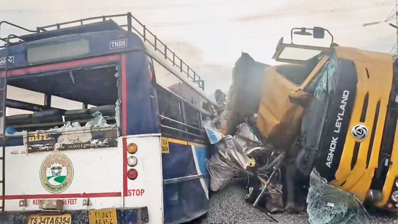 ડમ્પર પલટી ખાઈ જતાં કાંકરી બસ પર જઈને પડી હતી