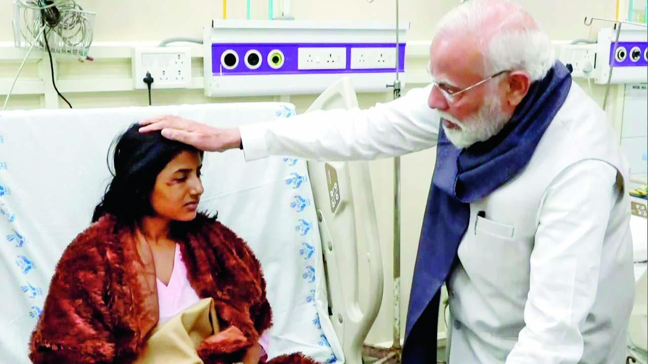 દિલ્હીના કાર-ધડાકામાં ઘાયલ થયેલા લોકોને નરેન્દ્ર મોદી ગઈ કાલે લોક નાયક હૉસ્પિટલમાં મળ્યા હતા.