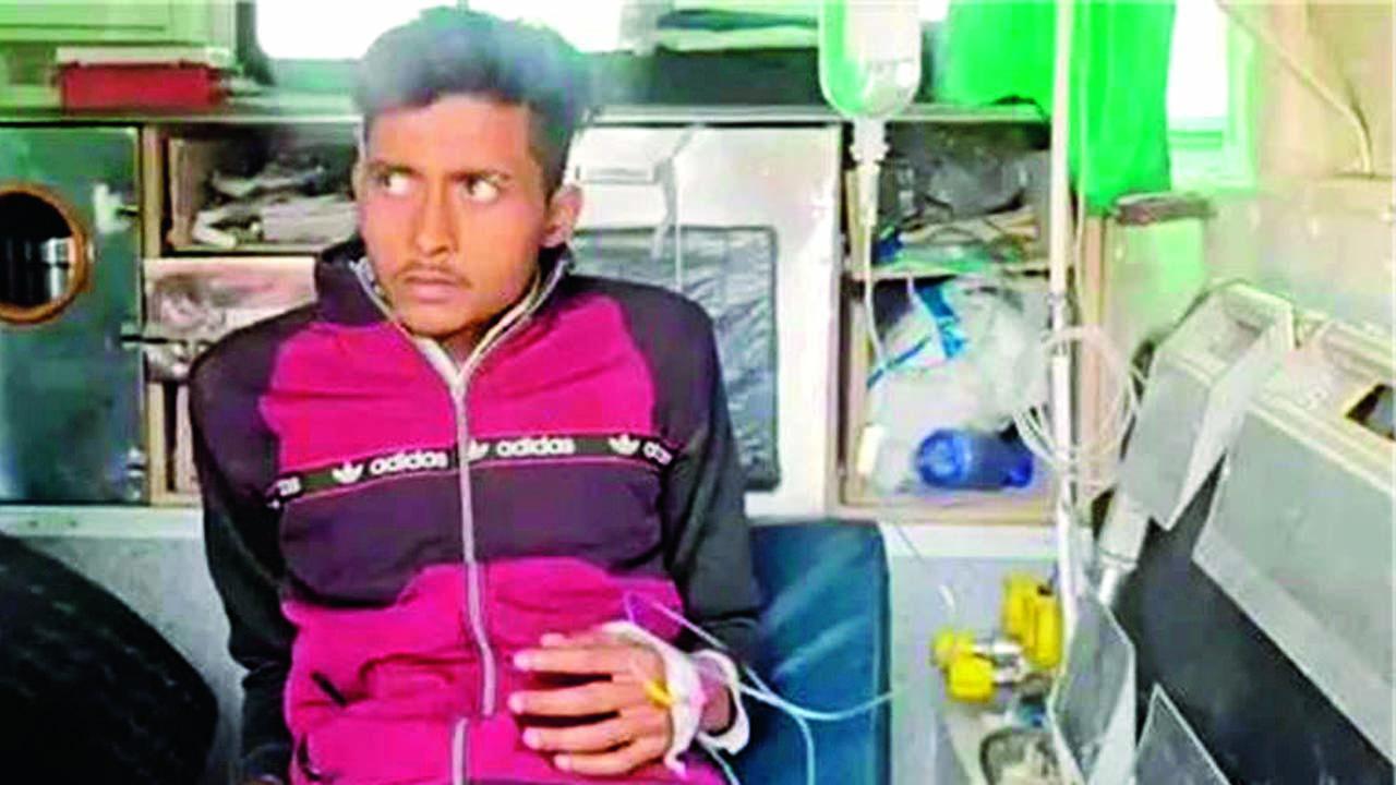 પાણી કાઢવા જતાં સાપ રોહિતને આંગળીમાં કરડી ગયો હતો