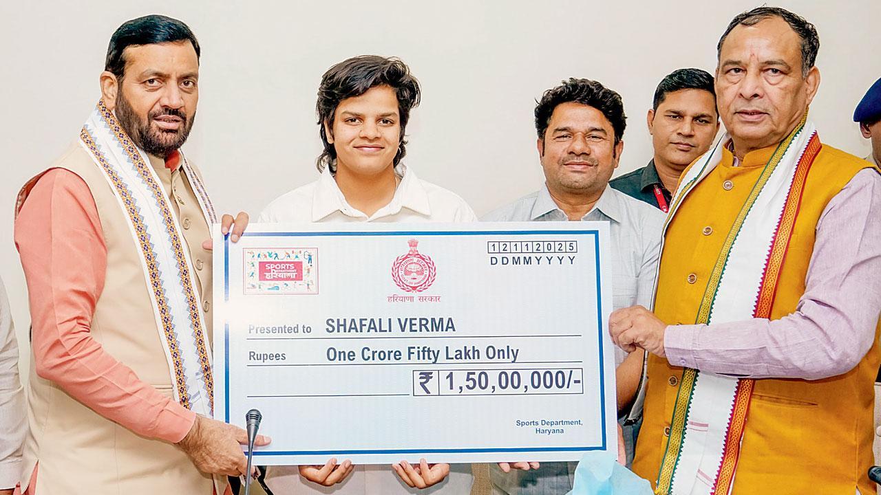 હરિયાણાના મુખ્ય પ્રધાન નાયબ સિંહ સૈનીએ શફાલીનું ચેક અને સર્ટિફિકેટ આપીને સન્માન કર્યું હતું. એ ઉપરાંત તેને એક બૅટ પણ આપવામાં આવ્યું હતું.