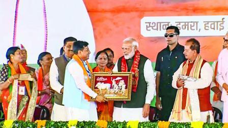 ગઈ કાલે બિહારના સીતામઢીમાં જનસભા સંબોધવા ગયેલા નરેન્દ્ર મોદીને સ્મૃતિચિહ્‍ન આપતા સ્થાનિક નેતાઓ.