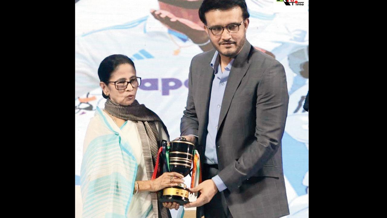 ભારત-સાઉથ આફ્રિકા ટેસ્ટ-સિરીઝની ફ્રીડમ ટ્રોફીની પ્રતિકૃતિ સૌરવ ગાંગુલીએ બંગાળનાં મુખ્ય પ્રધાન મમતા બૅનરજીને ગિફ્ટ કરી હતી.