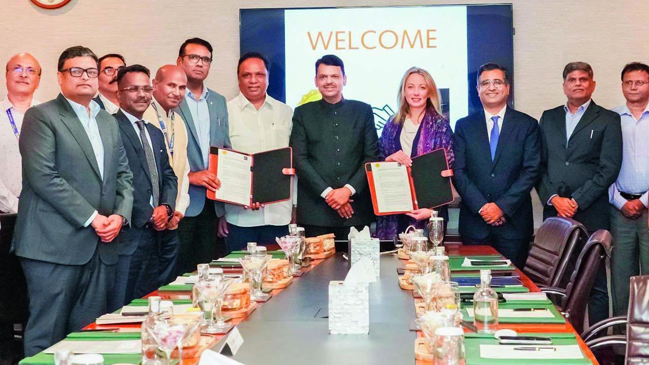 દેવેન્દ્ર ફડણવીસની ઉપસ્થિતિમાં મહારાષ્ટ્ર સરકારના અધિકારીઓ અને સ્ટારલિન્ક બિઝનેસ ઑપરેશન્સનાં વાઇસ પ્રેસિડન્ટ લૉરેન ડ્રાયરે લેટર ઑફ ઇન્ટેન્ટ સાઇન કર્યો હતો.