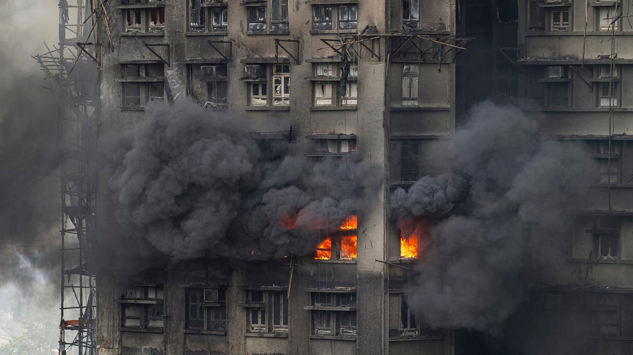 ઈમારતની ઘણી બારીઓમાંથી આગની જ્વાળાઓ હજી પણ દેખાઈ રહી હતી, જોકે આખું કૉમ્પ્લેક્સ હવે મોટાભાગે કાળું પડી ગયેલું ખંડર બની ગયું હતું. (તસવીરો: એજન્સી)