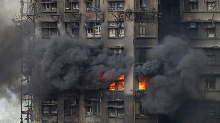 ઈમારતની ઘણી બારીઓમાંથી આગની જ્વાળાઓ હજી પણ દેખાઈ રહી હતી, જોકે આખું કૉમ્પ્લેક્સ હવે મોટાભાગે કાળું પડી ગયેલું ખંડર બની ગયું હતું. (તસવીરો: એજન્સી)