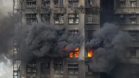 ઈમારતની ઘણી બારીઓમાંથી આગની જ્વાળાઓ હજી પણ દેખાઈ રહી હતી, જોકે આખું કૉમ્પ્લેક્સ હવે મોટાભાગે કાળું પડી ગયેલું ખંડર બની ગયું હતું. (તસવીરો: એજન્સી)