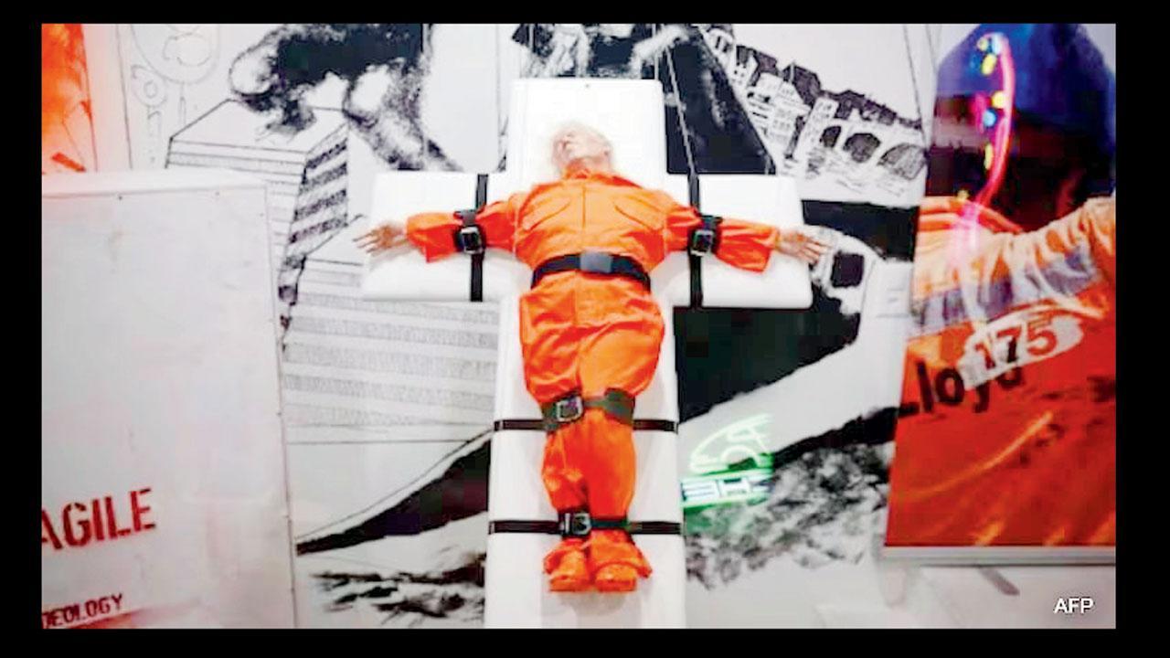 સ્વિટ્ઝરલૅન્ડના એક્ઝિબિશનમાં મુકાયું ક્રૉસ પર લટકાવેલું ટ્રમ્પનું સ્ટૅચ્યુ