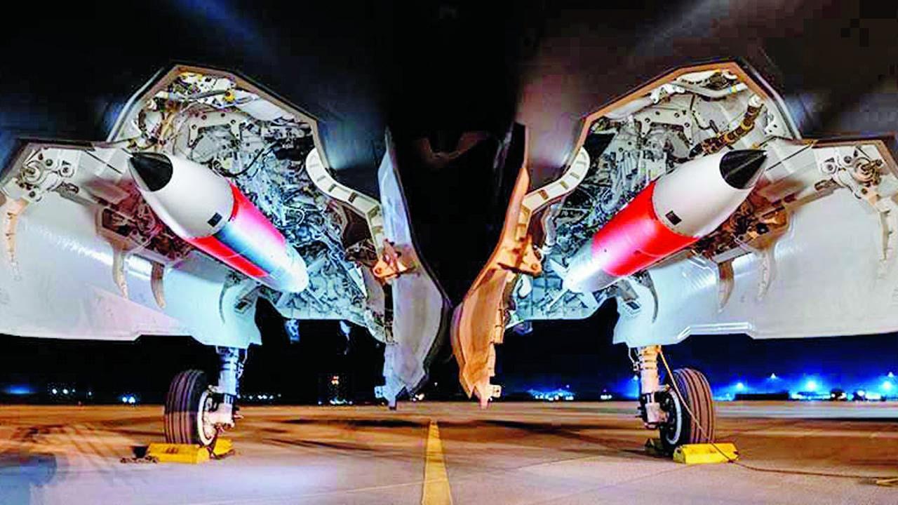 પરીક્ષણ દરમ્યાન ફાઇટર જેટ F-35Aની નીચે સેટ કરવામાં આવેલા વૉરહેડ વિનાના B61-12 ન્યુક્લિયર ગ્રૅવિટી બૉમ્બ. 