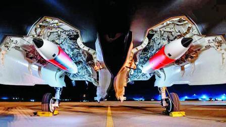 પરીક્ષણ દરમ્યાન ફાઇટર જેટ F-35Aની નીચે સેટ કરવામાં આવેલા વૉરહેડ વિનાના B61-12 ન્યુક્લિયર ગ્રૅવિટી બૉમ્બ. 