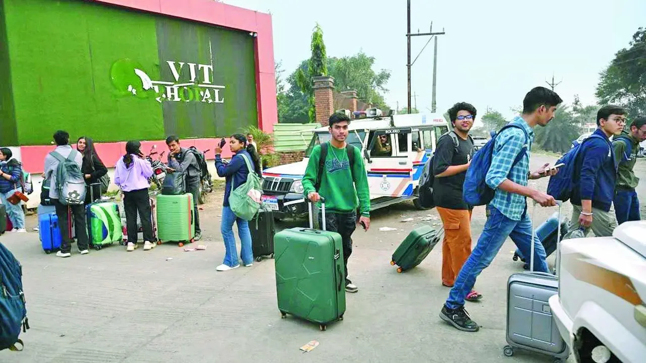 ગઈ કાલે યુનિવર્સિટીમાં રજા જાહેર થતાં વિદ્યાર્થીઓ ઘરે જવા રવાના થવા માંડ્યા હતા.