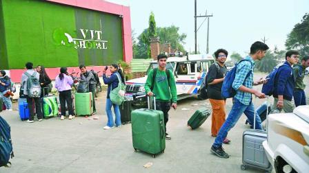 ગઈ કાલે યુનિવર્સિટીમાં રજા જાહેર થતાં વિદ્યાર્થીઓ ઘરે જવા રવાના થવા માંડ્યા હતા.