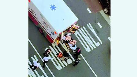 બુધવારે વૉશિંગ્ટન DCમાં ઘાયલ હુમલાખોરને લગભગ કપડાં વિના ઍમ્બ્યુલન્સમાં લઈ જવાયો હતો.