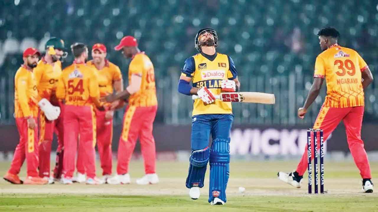 ઝિમ્બાબ્વે સામે વિકેટ ગુમાવ્યા બાદ દુ:ખીને થઈને પૅવિલિયન તરફથી જતો શ્રીલંકન કૅપ્ટન દાસુન શનાકા.