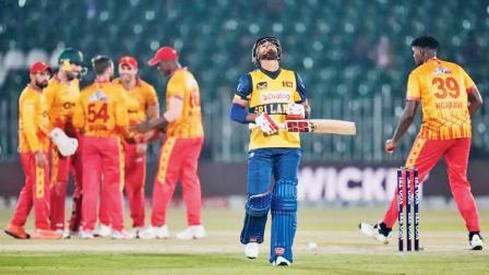 ઝિમ્બાબ્વે સામે વિકેટ ગુમાવ્યા બાદ દુ:ખીને થઈને પૅવિલિયન તરફથી જતો શ્રીલંકન કૅપ્ટન દાસુન શનાકા.