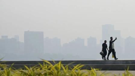 ગુરુવારે શહેરમાં 143 AQI નોંધાતા મુંબઈની આકાશ ધુમ્મસથી ઢંકાઈ ગઈ. PIC / કીર્તિ સુર્વે પરેડ