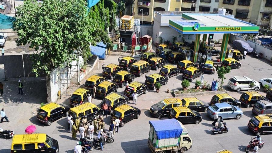 અગ્રીપાડામાં મહાનગર ગેસ લિમિટેડના CNG ફિલિંગ સ્ટેશન પર ટેક્સીઓ તેમના વારાની રાહ જુએ છે. PIC/શાદાબ ખાન