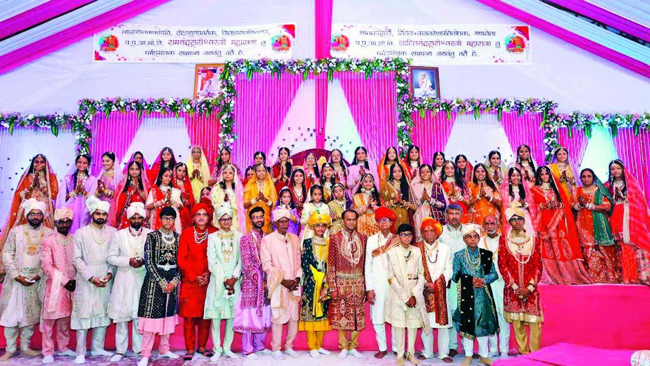 ગઈ કાલે મુમુક્ષુઓએ દીક્ષામુહૂર્ત પ્રસંગે સાથે મળીને ફોટો પડાવ્યો હતો.