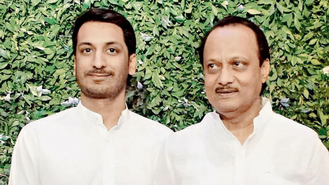 અજિત પવાર દીકરા પાર્થ સાથે