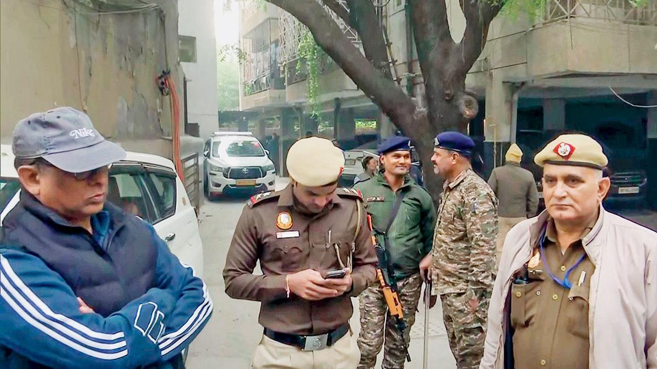 દિલ્હીમાં અલ ફલાહ યુનિવર્સિટી સાથે સંકળાયેલી એક ઑફિસ પર ગઈ કાલે છાપામારી દરમ્યાન પોલીસ અને સુરક્ષા દળો