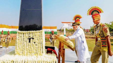 અમિત શાહે ભુજમાં BSFનો ૬૧મો સ્થાપના-દિવસ  ઊજવ્યો